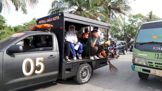 Gunakan Mobil Patroli, Wawali Makassar Fatmawati Rusdi Pantau Gerakan Bersih Taman Kota