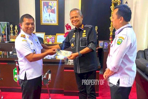 Tingkatkan Pelayanan, Bupati Luwu Basmin Mattayang serahkan Kendaraan Dinas Kepada Camat Lamasi Timur