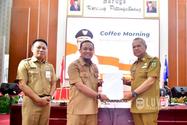 Bupati Luwu Basmin Mattayang Terima Bantuan Keuangan Tanggap Darurat Rp2 M dari Gubernur Sulsel