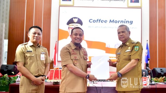 Bupati Luwu Basmin Mattayang Terima Bantuan Keuangan Tanggap Darurat Rp2 M dari Gubernur Sulsel