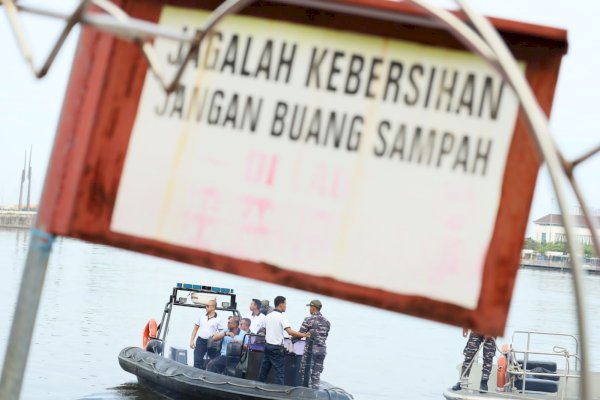 Bersih-Bersih Pantai Jelang MNEK, Danny Pomanto Naik Speedboat Sisir Laut Losari