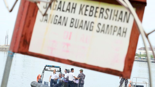 Bersih-Bersih Pantai Jelang MNEK, Danny Pomanto Naik Speedboat Sisir Laut Losari