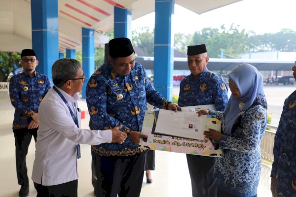 HKN, Pemkab Maros Serahkan SK Pensiun dan THT