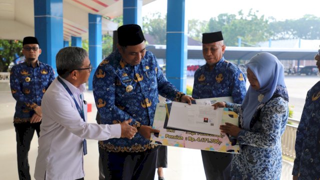 HKN, Pemkab Maros Serahkan SK Pensiun dan THT