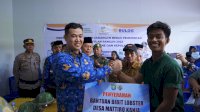Bupati MYL Bagikan Bantuan di Pulau