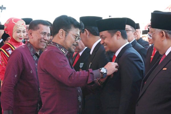 Gubernur Andi Sudirman Terima Penghargaan Satyalancana Wira Karya Presiden RI