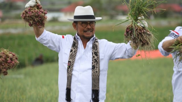 Antisipasi El Nino, Mentan SYL Tinjau Kawasan Sekaligus Panen Bawang Merah di Solok