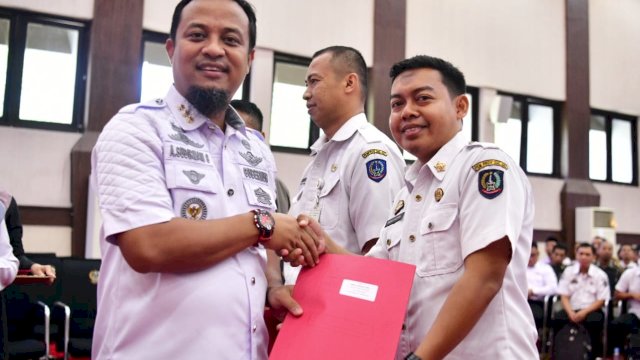 Gubernur Sulsel Andi Sudirman Serahkan SK Kenaikan Jabatan Fungsional 856 PNS