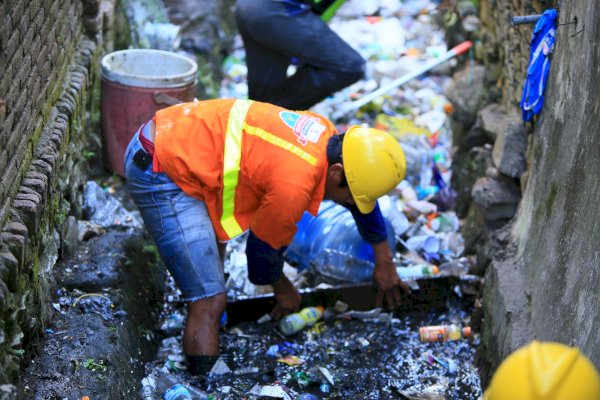 Satgas Kecamatan Makassar Bersihkan Tumpukan-Penyumbat Aliran Drainase