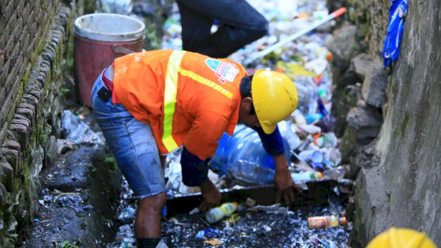 Satgas Kecamatan Makassar Bersihkan Tumpukan-Penyumbat Aliran Drainase