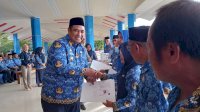 Bupati Maros Serahkan SK Pensiun ke 14 ASN