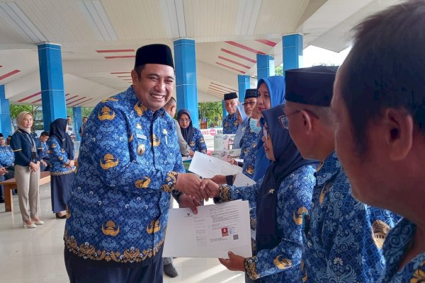 Bupati Maros Serahkan SK Pensiun ke 14 ASN