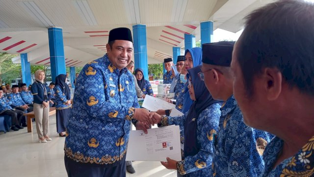 Bupati Maros Serahkan SK Pensiun ke 14 ASN