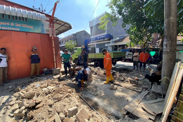 Respon Keluhan Warga, Dinas PU Makassar Gerak Cepat Lakukan Perbaikan di Jalan Bandang