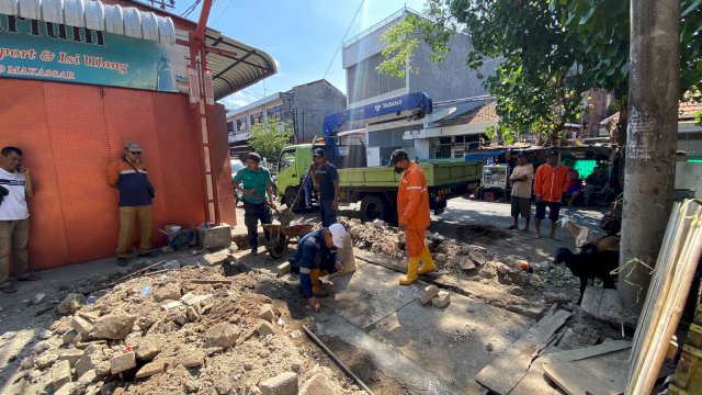 Respon Keluhan Warga, Dinas PU Makassar Gerak Cepat Lakukan Perbaikan di Jalan Bandang