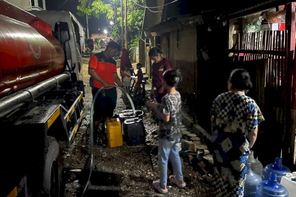 BPBD Sulsel Bantu Distribusi Air Bersih untuk Warga di Kompleks Kodam 3 Makassar