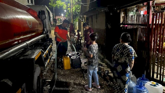 BPBD Sulsel Bantu Distribusi Air Bersih untuk Warga di Kompleks Kodam 3 Makassar