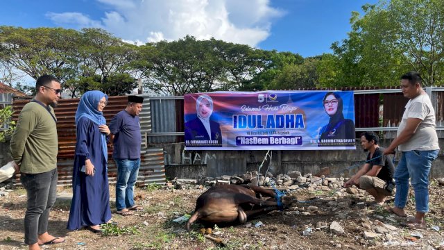 DPD NasDem Kota Makassar Membagikan Daging Kurban untuk Masyarakat.