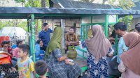 Andi Sudirman Singgah Makan Bakso Pinggir Jalan, Warga Takalar : Sederhana, Baru Kali ini Ada Gubernur Singgah