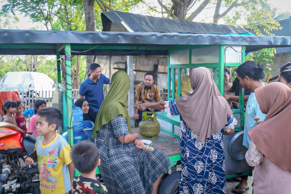 Andi Sudirman Singgah Makan Bakso Pinggir Jalan, Warga Takalar : Sederhana, Baru Kali ini Ada Gubernur Singgah