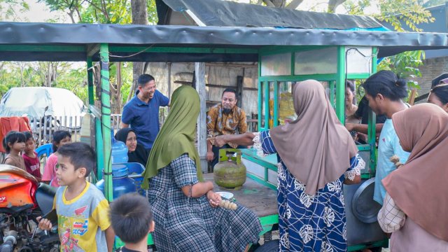 Andi Sudirman Singgah Makan Bakso Pinggir Jalan, Warga Takalar : Sederhana, Baru Kali ini Ada Gubernur Singgah
