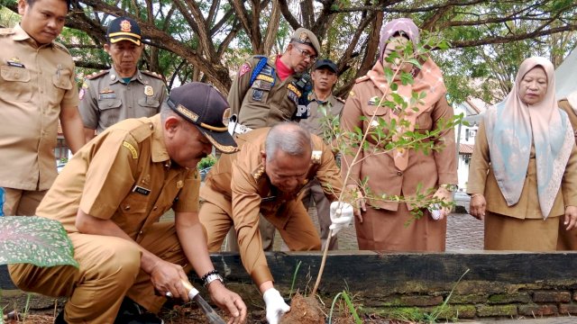 Tanam Pohon Hari Lingkungan Hidup, Bupati Luwu Basmin Mattayang Ajak Kurangi Penggunaan Plastik