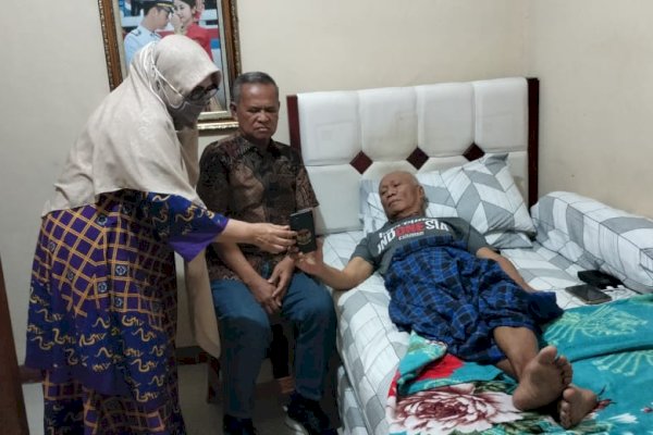 Bersama Sang Istri, Basmin Mattayang Jenguk Datu Luwu