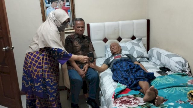 Bersama Sang Istri, Basmin Mattayang Jenguk Datu Luwu