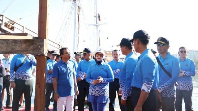 Bersama Wawali Makassar Fatmawati Rusdi, Delegasi MNEK 2023 Saksikan Langsung Proses Pembuatan Kapal Pinisi. (F-Humas)