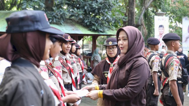Wawali Fatmawati Rusdi Lepas Putra-Putri Pramuka Makassar Wakili Sulsel Lomba di Cibubur.(F-Humas)