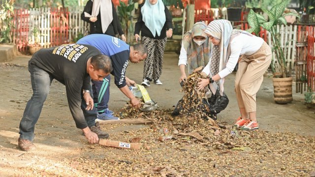 Dirum Indira Mulyasari Pimpin Pegawai PDAM Makassar Bersihkan Pinggiran Saluran Air.