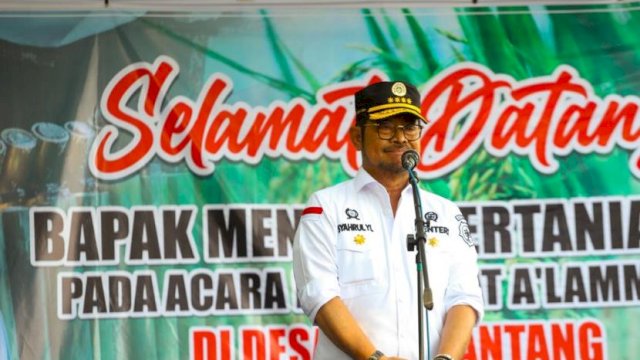 Penuhi Undangan Petani, Mentan SYL Tanam Padi di Desa Kalelantang Takalar