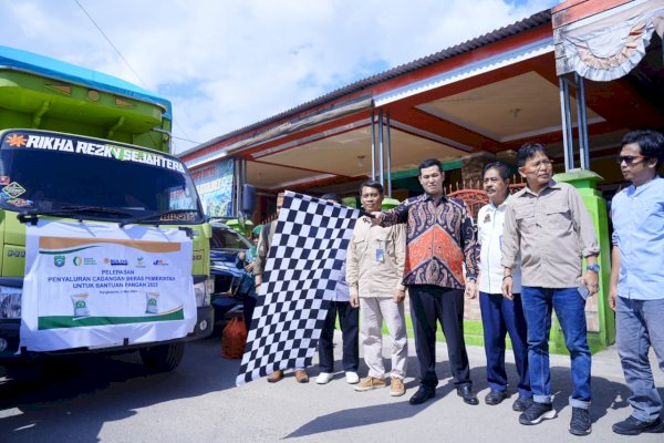 Bupati Pangkep Yusran Salurkan Bantuan Penangulangan Kemiskinan Ekstrim