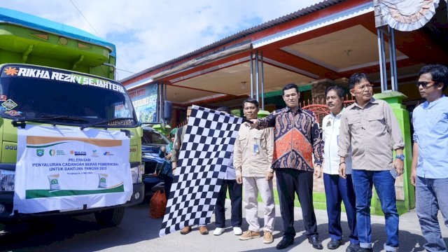 Bupati Pangkep Yusran Salurkan Bantuan Penangulangan Kemiskinan Ekstrim