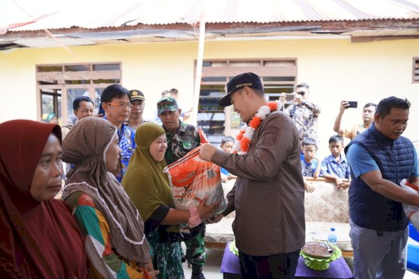 Kunjungi 3 Pulau, Bupati Pangkep Yusran Bagikan Bantuan PKH dan Puluhan Ton Beras