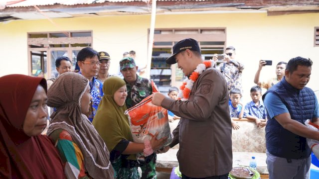 Kunjungi 3 Pulau, Bupati Pangkep Yusran Bagikan Bantuan PKH dan Puluhan Ton Beras