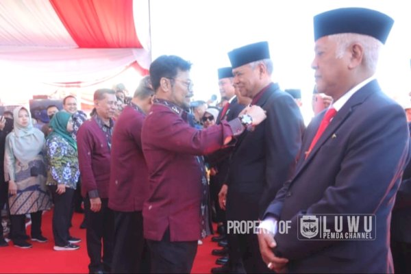 Hebat! Bupati Luwu Basmin Mattayang Terima Penghargaan Satyalancana Wira Karya dari Presiden RI