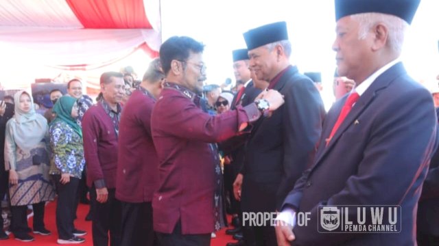 Hebat! Bupati Luwu Basmin Mattayang Terima Penghargaan Satyalancana Wira Karya dari Presiden RI