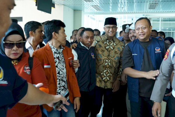 Kader NasDem Sulsel-Relawan Membludak Jemput Anies Tiba di Bandara Makassar, Diteriaki ‘Presiden’ 2024