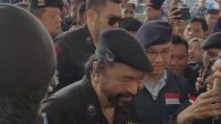 Tiba di Lokasi Apel Siaga Perubahan Partai NasDem, Surya Paloh Semobil dengan Anies-Kompak Kenakan Baret Warna Biru