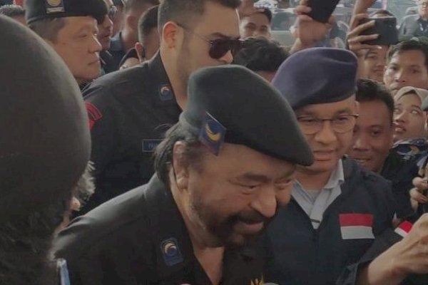 Tiba di Lokasi Apel Siaga Perubahan Partai NasDem, Surya Paloh Semobil dengan Anies-Kompak Kenakan Baret Warna Biru