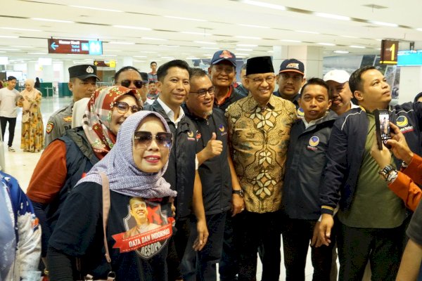 Kompak, Sahiruddin Bareng Kader-Simpatisan NasDem Maros Sambut Anies di Bandara Sultan Hasanuddin Makassar