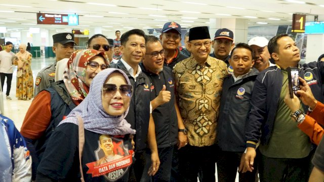 Kompak, Sahiruddin Bareng Kader-Simpatisan NasDem Maros Sambut Anies di Bandara Sultan Hasanuddin Makassar