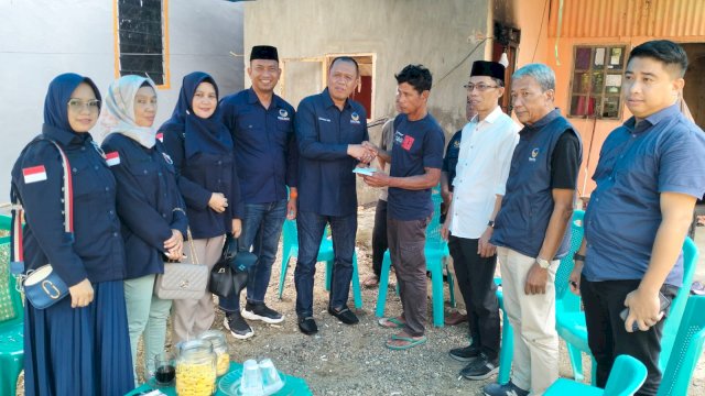 Bendahara DPW NasDem Sulsel, Muhammad Sadar Bersama Fraksi NasDem Barru Memberi Bantuan Nasir Tukang Becak di Barru.