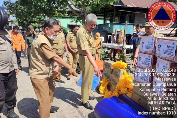 Disalurkan Bupati Pinrang, Bantuan Logistik Pemprov Sulsel untuk Korban Musibah Angin Kencang