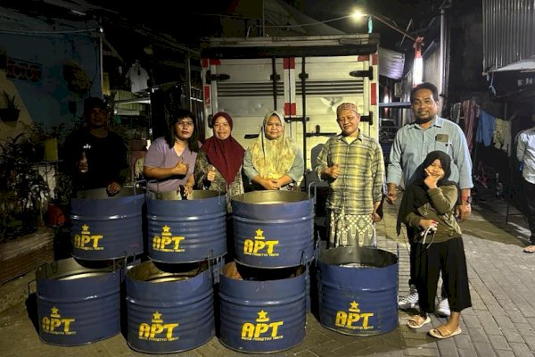 Tepati Janji, Legislator NasDem APT Serahkan Bantuan Bak Sampah di Kelurahan Melayu Baru