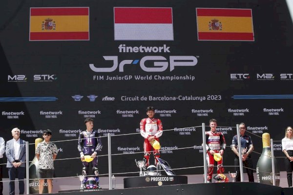 Cetak Sejarah, Pembalap Indonesia Juara Moto3 Junior GP di Barcelona Spanyol