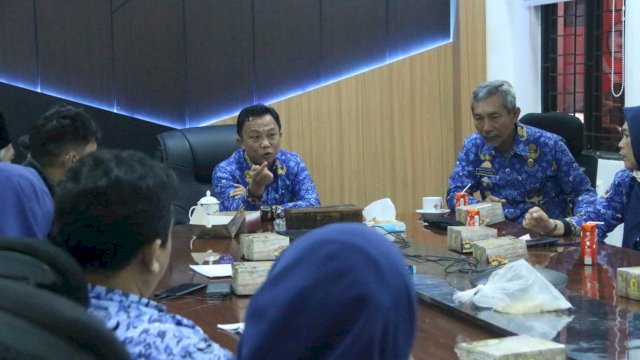 Camat Alamsyah Kumpulkan Lurah dan Pejabat Struktural se-Tallo, Bahas Evaluasi Program Kecamatan