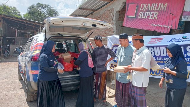 Jumat Berkah Berbagi Makanan Gratis DPD NasDem Maros.