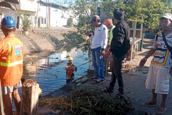 Giat Sabtu Bersih, Pemerintah Kecamatan Makassar Bersihkan Kanal Barabaraya Selatan